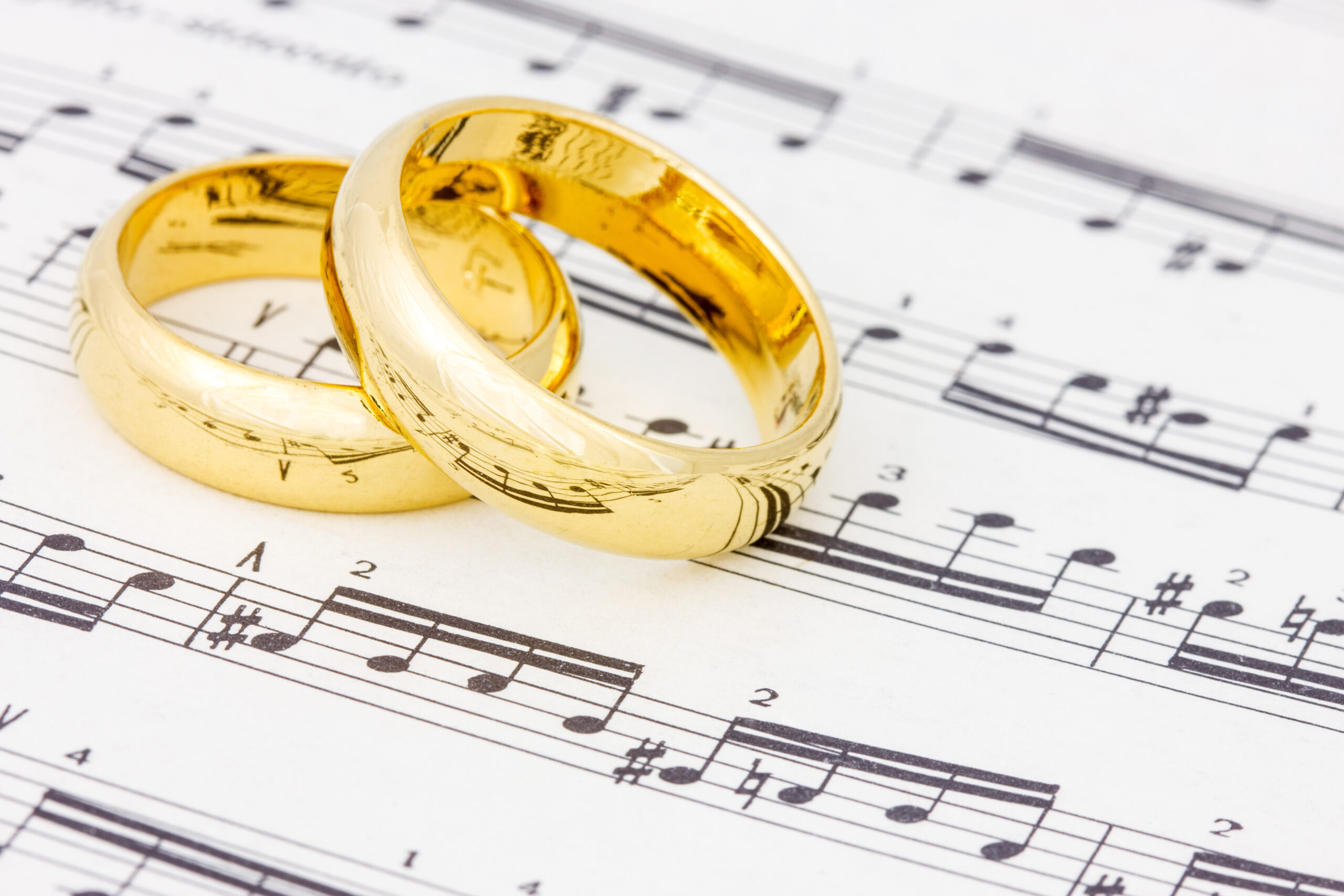 Golden rings on the sheet music